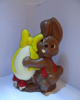 Sam, het konijntje met wit paasei in melkchocolade VDV Chocolaterie