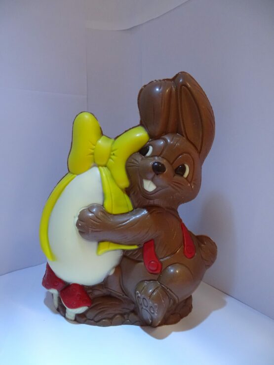 Sam, het konijntje met wit paasei in melkchocolade VDV Chocolaterie