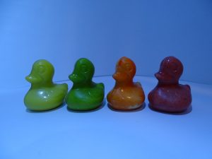 Gekleurde eendjes met praliné gevuld