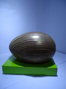 opgevuld gouden ei met eitjes of pralines VDV Chocolaterie Belgische chocolade