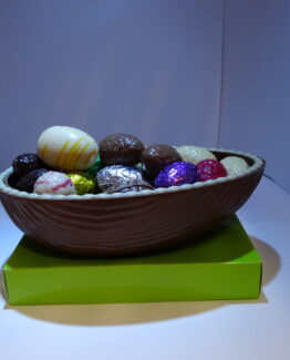 Half ei gevuld met paaseitjes VDV Chocolaterie Belgische chocolade
