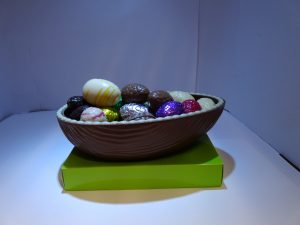Half ei gevuld met paaseitjes VDV Chocolaterie Belgische chocolade