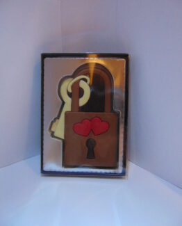 Slot met sleutel en hartjes in melkchocolade