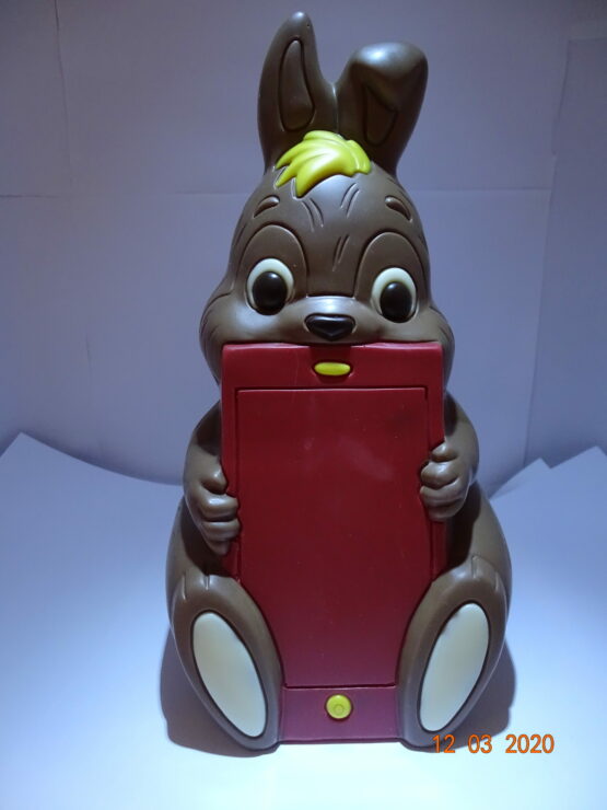 Bobby met rode tablet in melkchocolade