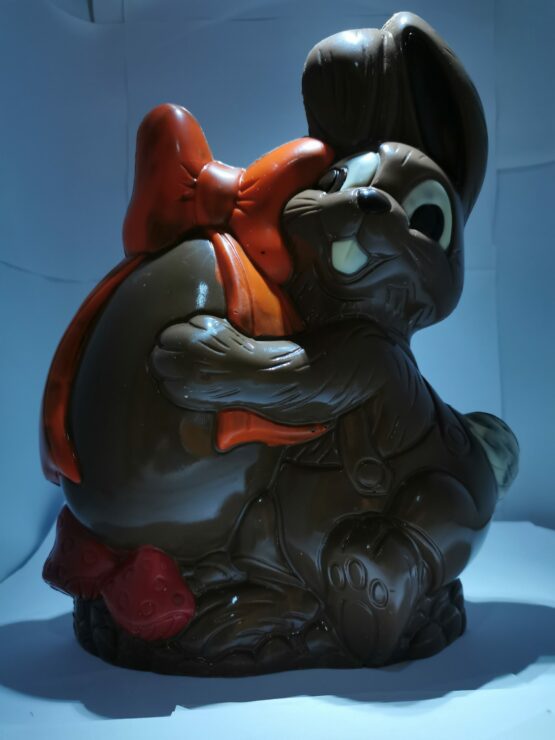 Billy, het haasje met paasei met strik in melkchocolade