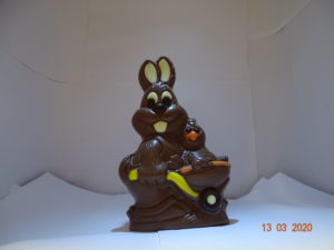 Emma met kuikentje in kruiwagen in melkchocolade