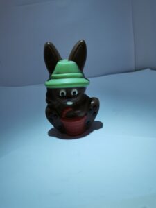 Jefken met mandje en hoedje in melkchocolade