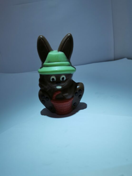 Jefken met mandje en hoedje in melkchocolade