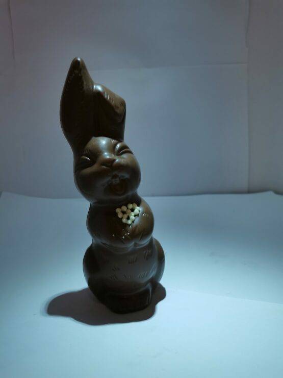 Stanzie het lachhaasje met bloemenruiker in melkchocolade