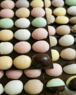 Fondantsuiker eitjes met fondant chocolade