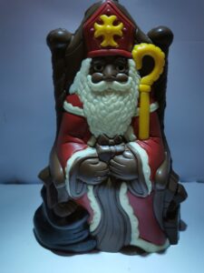Sint op troon in gekleurde melkchocolade