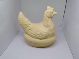 Irene de kip op mand in witte chocolade