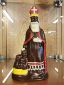Sint met drie kinderen in gekleurde melkchocolade